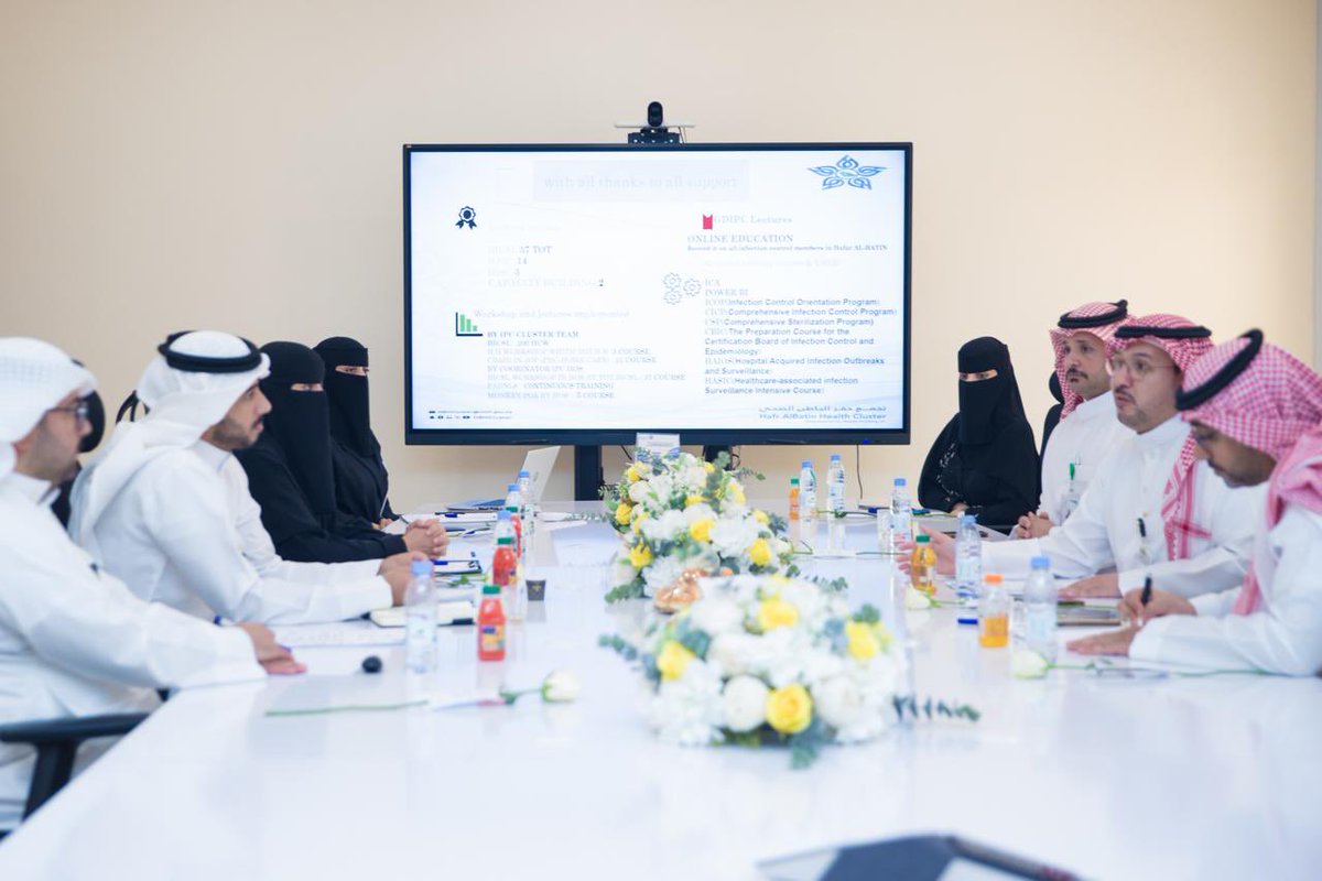 استقبل الرئيس التنفيذي بالإنابة لـ #تجمع_حفرالباطن_الصحي 
مدير عام مكافحة العدوى بوزارة الصحة د.خالد العنزي بمقر التجمع، و ذلك ضمن جولته التفقدية بحفرالباطن، جرى خلال اللقاء بحث أوجه التعاون المشترك.