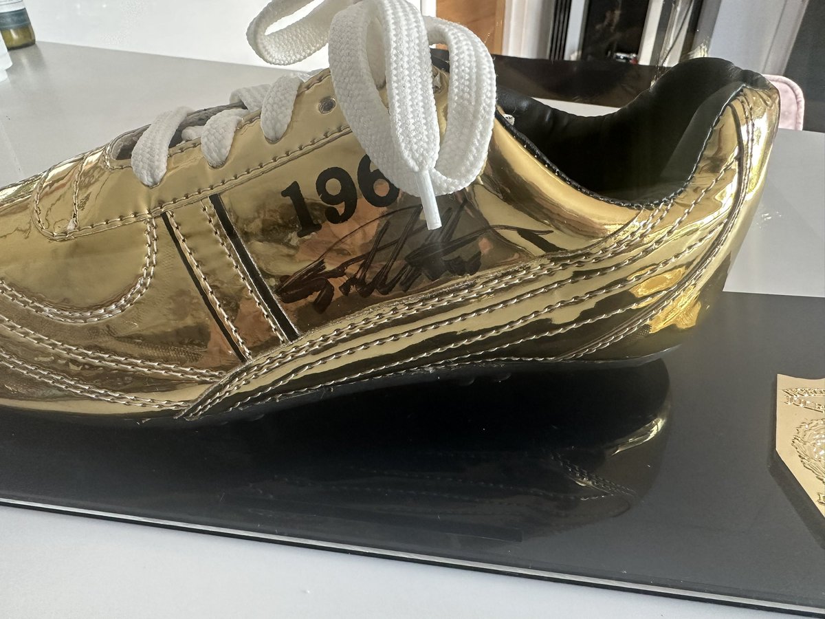 Iv got this signed Geoff Hurst 1966 boot signed with a replica medal all box cased and ready to go - kindly donated by <a href="/TheWolvesShirt/">Wolves Matchworn</a> 

Geoff is the only remaining member of the 66 squad and we are auctioning it for <a href="/BreastCancerNow/">Breast Cancer Now</a> <a href="/The1p36Family/">The 1p36 Family Trust</a> <a href="/TheRWTCharity/">The Royal Wolverhampton NHS Trust Charity</a> 

Please RT and