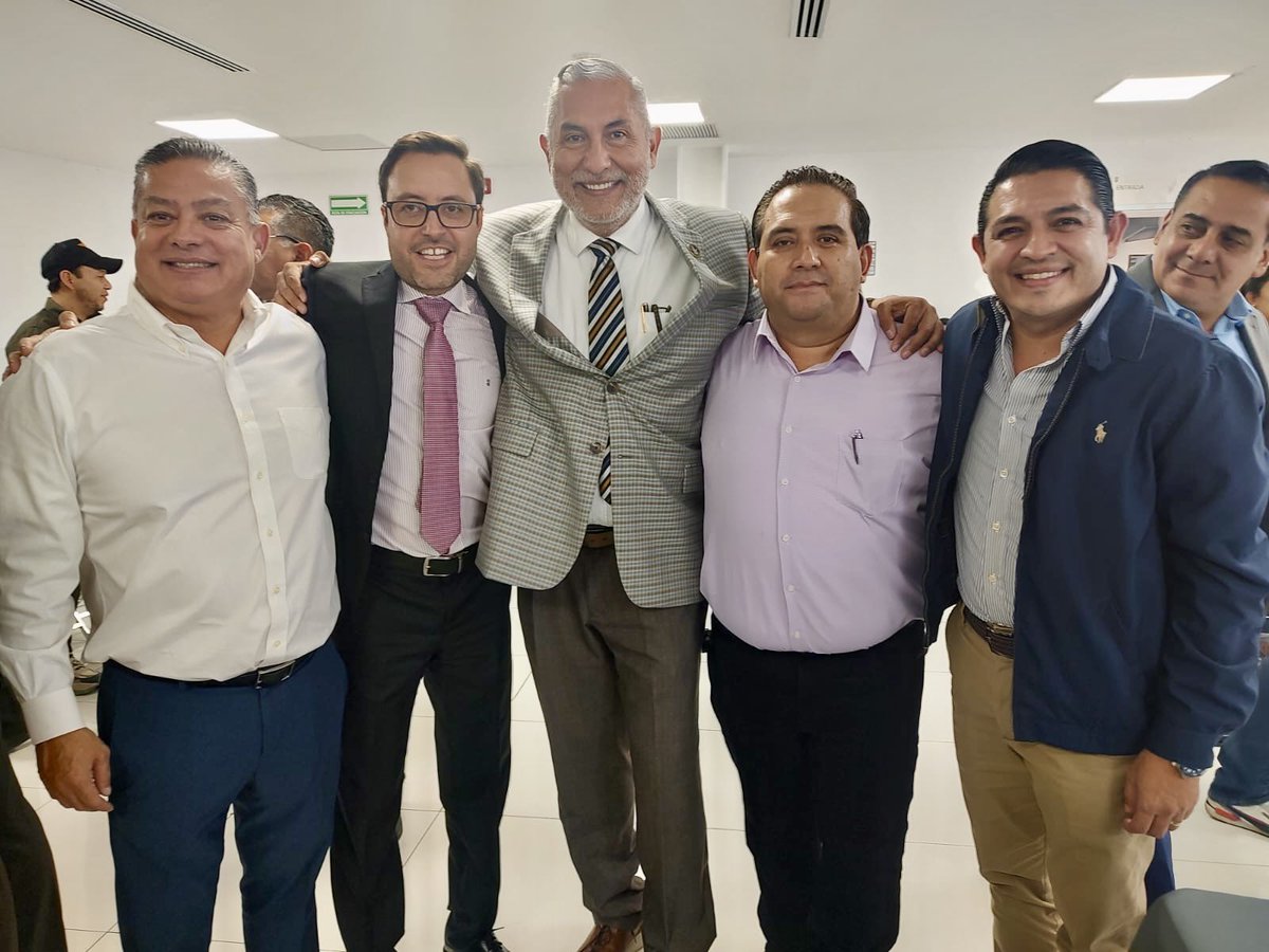 Villasenor5's tweet photo. Cuando una Quintilla de Queridos Amigos Magistrados te visitan al Congreso, se vuelve un juego perfecto de poker ♣️ ♦️ ♥️☝🏻☝🏻☝🏻🫱🏻‍🫲🏼🫱🏻‍🫲🏼🫱🏻‍🫲🏼👊🏻👊🏻👊🏻

#ControlConstitucional 
#DerechosHumanos 
#IndependenciaJudicial 
#ParoNacionalPJF https://t.co/QRjmfgwzXD