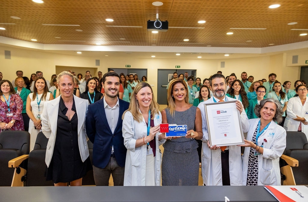 MadridExcelente's tweet photo. 🏥 El @hudetorrejon , cuarto hospital público de la región que más eligen los ciudadanos, recibe el sello #MadridExcelente. Con más de 1.100 profesionales, el hospital está comprometido con la #excelencia en la gestión y la #calidad de los servicios prestados a sus pacientes. https://t.co/5xOw8pqBny