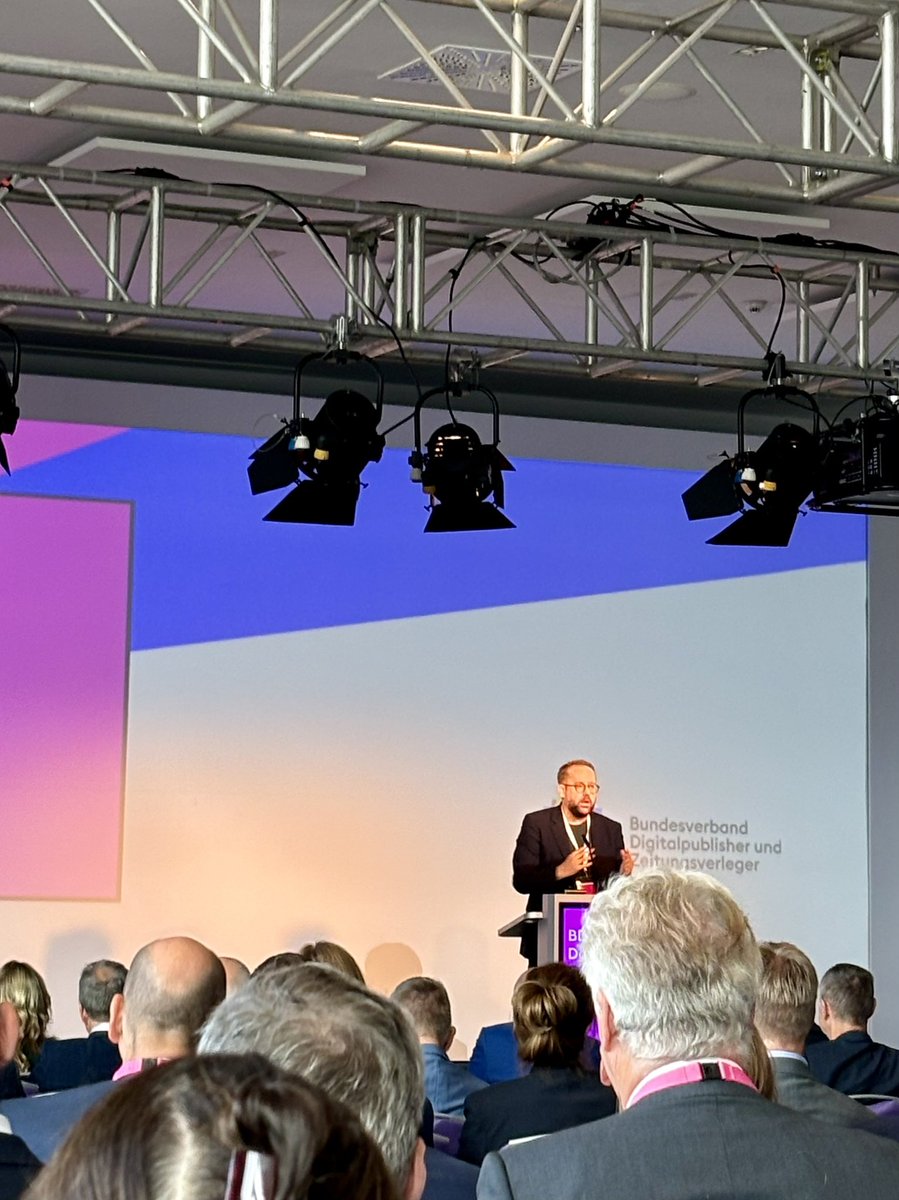 #demokratiehack: „Reporter, Reporter, Reporter!“
<a href="/ronzheimer/">Paul Ronzheimer</a> plädiert beim <a href="/BdzvPresse/">BDZV</a> -Kongress leidenschaftlich dafür, Journalisten rauszuschicken, und betont die Wichtigkeit des #Lokaljournalismus