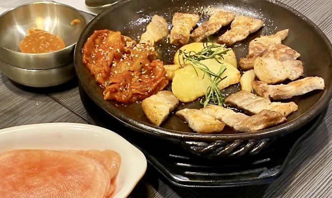 hanokjp's tweet photo. 木曜日はハイボール200円引き✨
お肉のお供にぜひ！#韓国料理　#大塚グルメ　#大塚ディナー　#ハイボール　#サムギョプサル　#ポッサム　#参鶏湯 https://t.co/xmJk2Da5cD