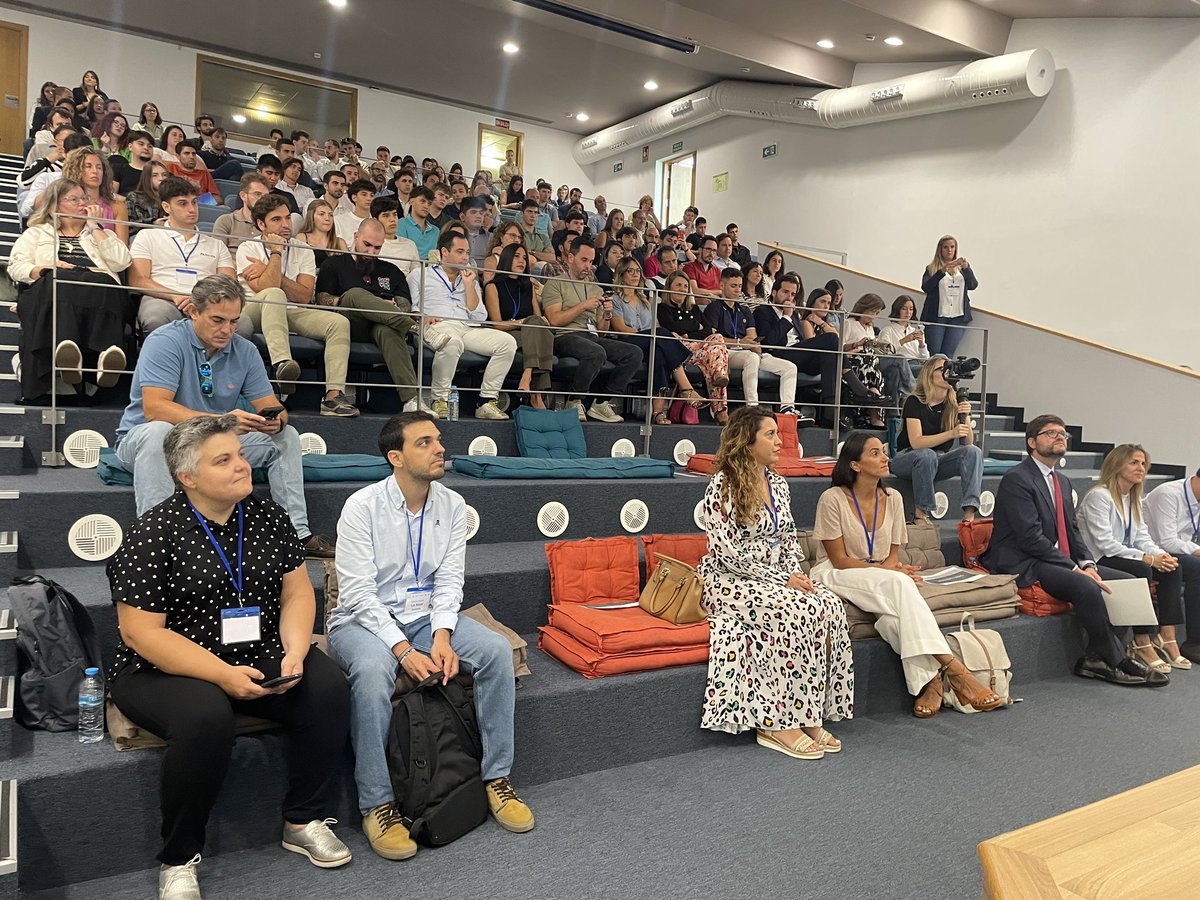 ¡Hoy es nuestro gran día! El #IForoEmprendimientoJoven ha comenzado. 

Empezamos con la bienvenida a cargo de <a href="/jdelauz/">José de la Uz</a> y Daniel Rodríguez, viceconsejero de Economía y Empleo de la Comunidad de Madrid