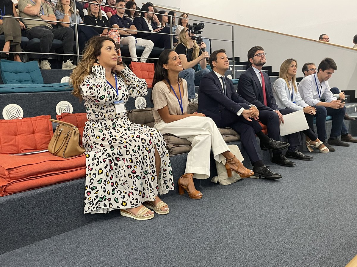 LasRozasNext's tweet photo. ¡Hoy es nuestro gran día! El #IForoEmprendimientoJoven ha comenzado. 

Empezamos con la bienvenida a cargo de @jdelauz y Daniel Rodríguez, viceconsejero de Economía y Empleo de la Comunidad de Madrid https://t.co/SwfoItdtef