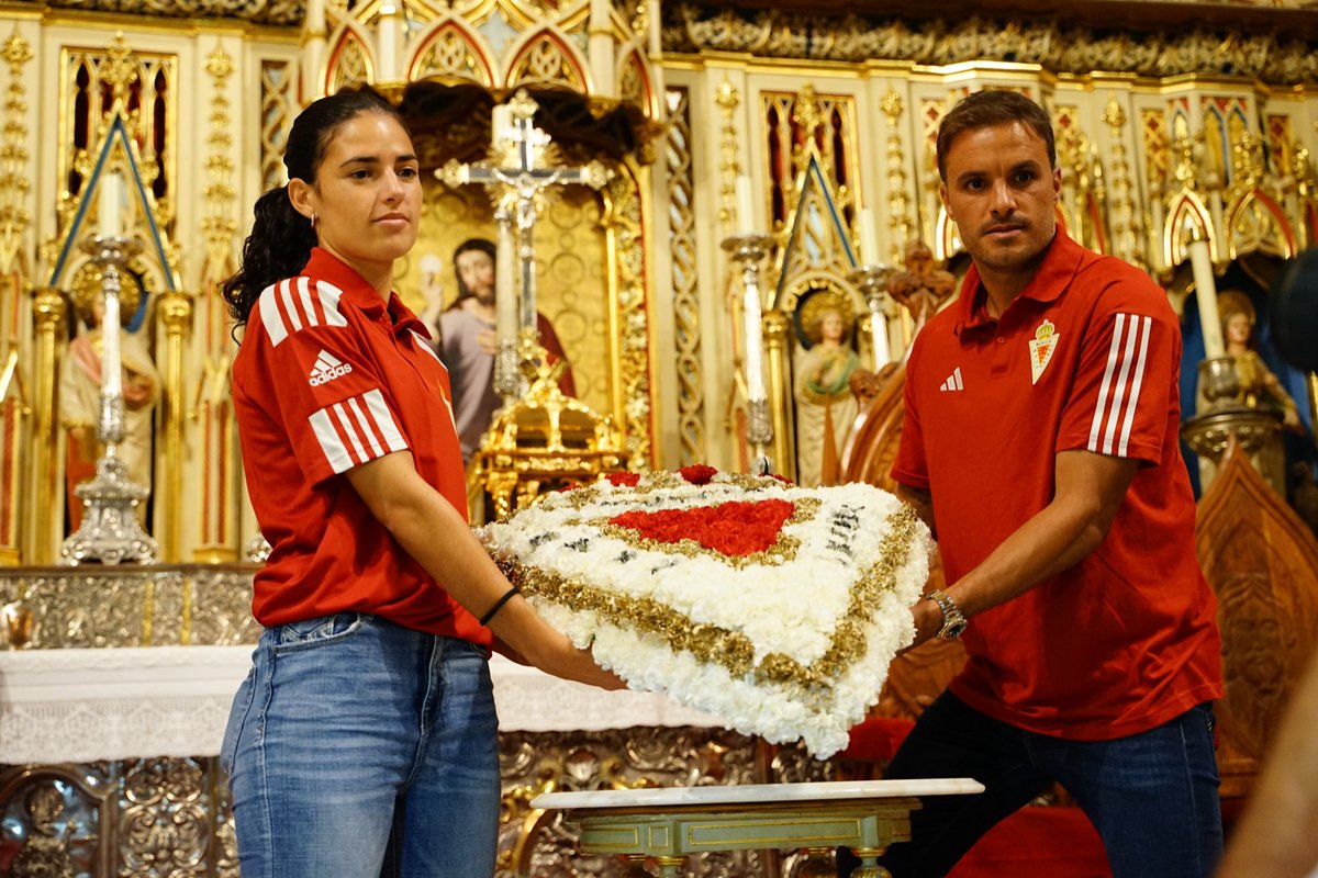 realmurciacfsad's tweet image. OFRENDA | 💐 El #RealMurciaCF realizará hoy a las 13:00h la ofrenda floral a nuestra patrona la Virgen de la Fuensanta en la Catedral de #Murcia.

🤝 Estarán presentes tanto el primer equipo masculino como el primer equipo femenino.

😁 𝗖𝘂𝗺𝗽𝗹𝗶𝗲𝗻𝗱𝗼 𝗰𝗼𝗻 𝗹𝗮…