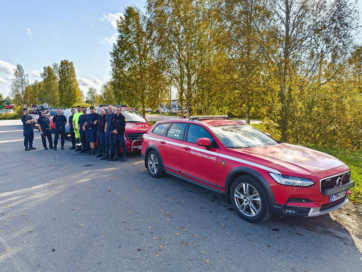 <a href="/PPpelastus/">Pohjois-Pohjanmaan pelastuslaitos</a>'n pelastusjoukkue nyt Rovaniemellä. Seuraavaksi Sodankylään, jossa muonitus ja ryhmitys ennen siirtymistä Inarin maastopaloihin.
<a href="/Kainuunpela/">Kainuun Pelastuslaitos</a>'n ja <a href="/PPpelastus/">Pohjois-Pohjanmaan pelastuslaitos</a>'n lisäresurssin avulla
<a href="/Lapinpelastus/">Lapin Pelastuslaitos</a> pääsee vaihtamaan henkilöstöä.

#pelatustoimi #yhteistoiminta #inari