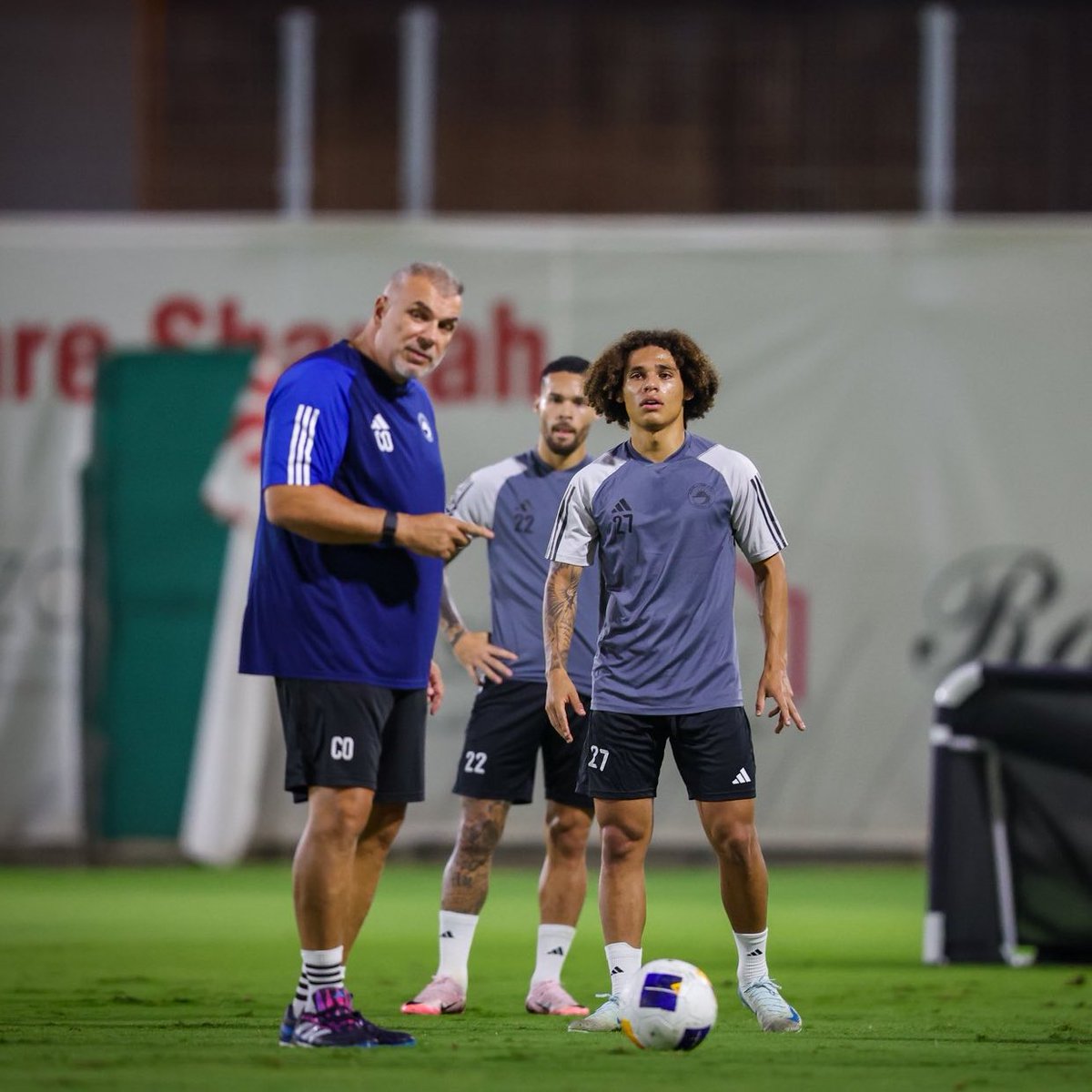 سمعت ان هناك لاعب جديد قادم للفريق

من الممكن انني ليس مهم بهذا النادي حتى اعرف