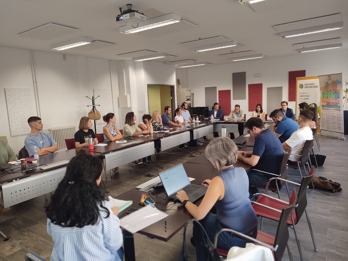 Hoy, en <a href="/EPCC_Unex/">Escuela Politécnica CC</a>, Día 2 en el Campus Emprendedor de Verano. 

Dando forma con <a href="/UExSAPIEM/">UEx SAPIEM</a> a proyectos emprendedores de base tecnológica, con un programa y expertos del ámbito académico y empresarial #DeLujo.

Tenemos lo que necesitas para pasar de la idea al proyecto.