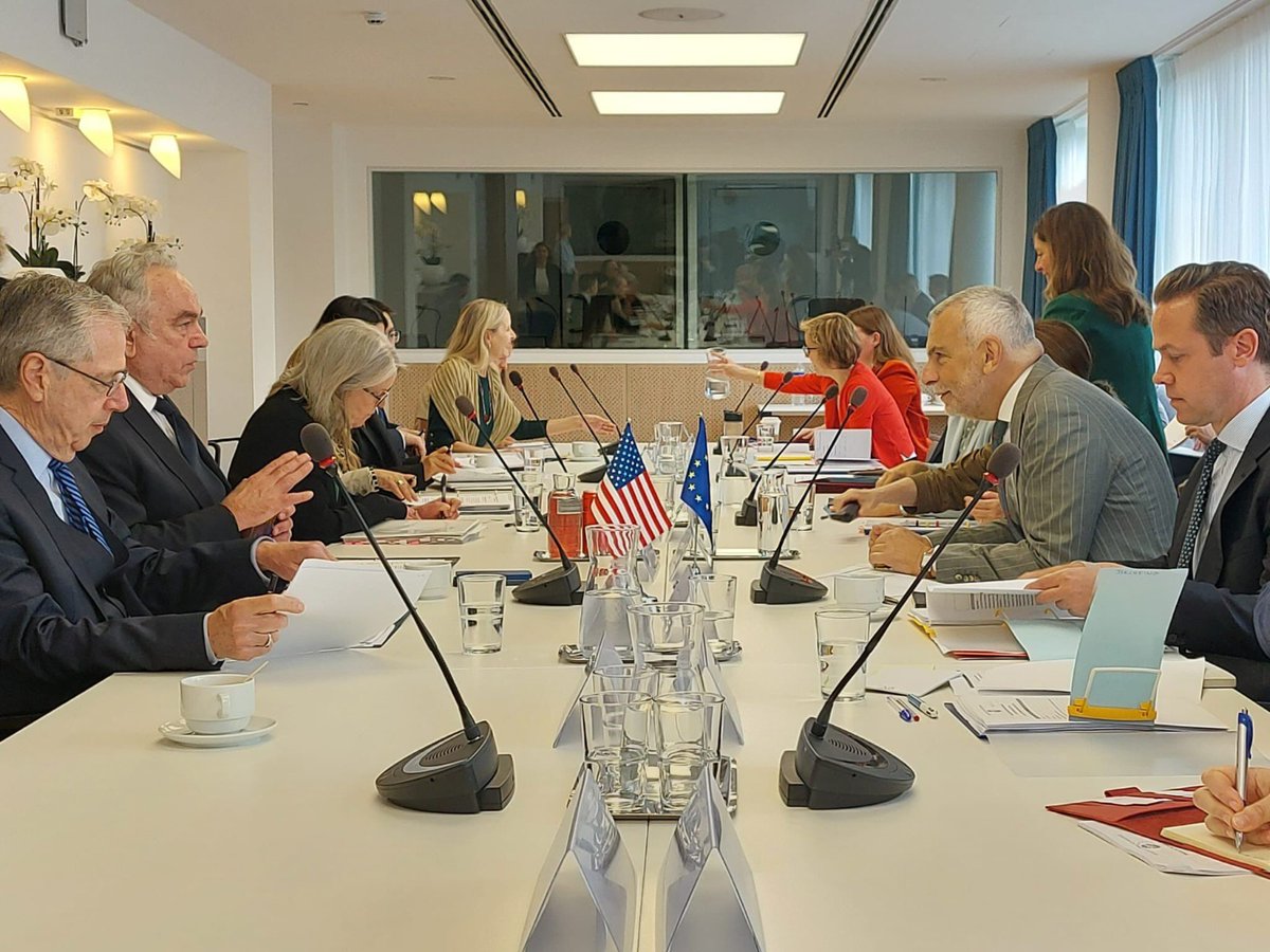 eu_eeas's tweet image. In challenging times, the EU-US partnership is a paramount. 

EEAS Secretary General Stefano Sannino and US Deputy Secretary of State Kurt Campbell discussed key foreign policy issues, including Ukraine and the Middle East. 

Read more: europa.eu/!wmbGXc.