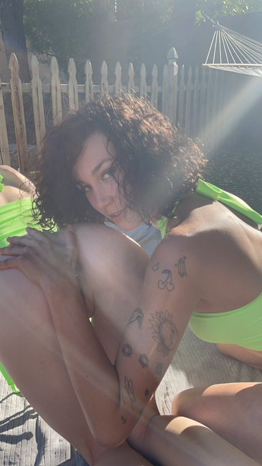 1 pic. being looked in the eyes by Nicolette ?‍?? https://t.co/wQzdxmv5r4
