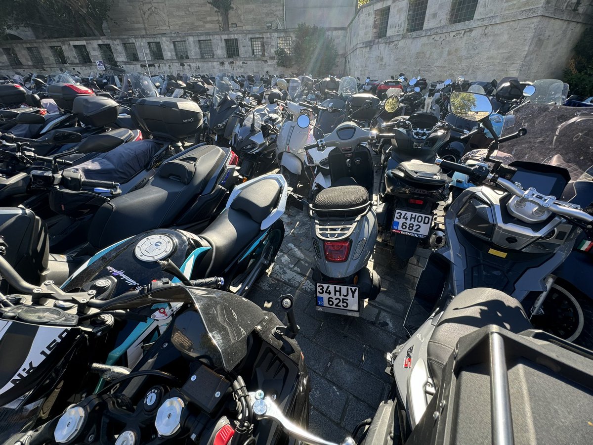 CEMILKARA19's tweet photo. @ekrem_imamoglu burasi muz cumhuriyeti gibi. Motorum diger motorlar tarafindan bloke edilmis. Yardimci olan yok https://t.co/ZENeZe3y7d