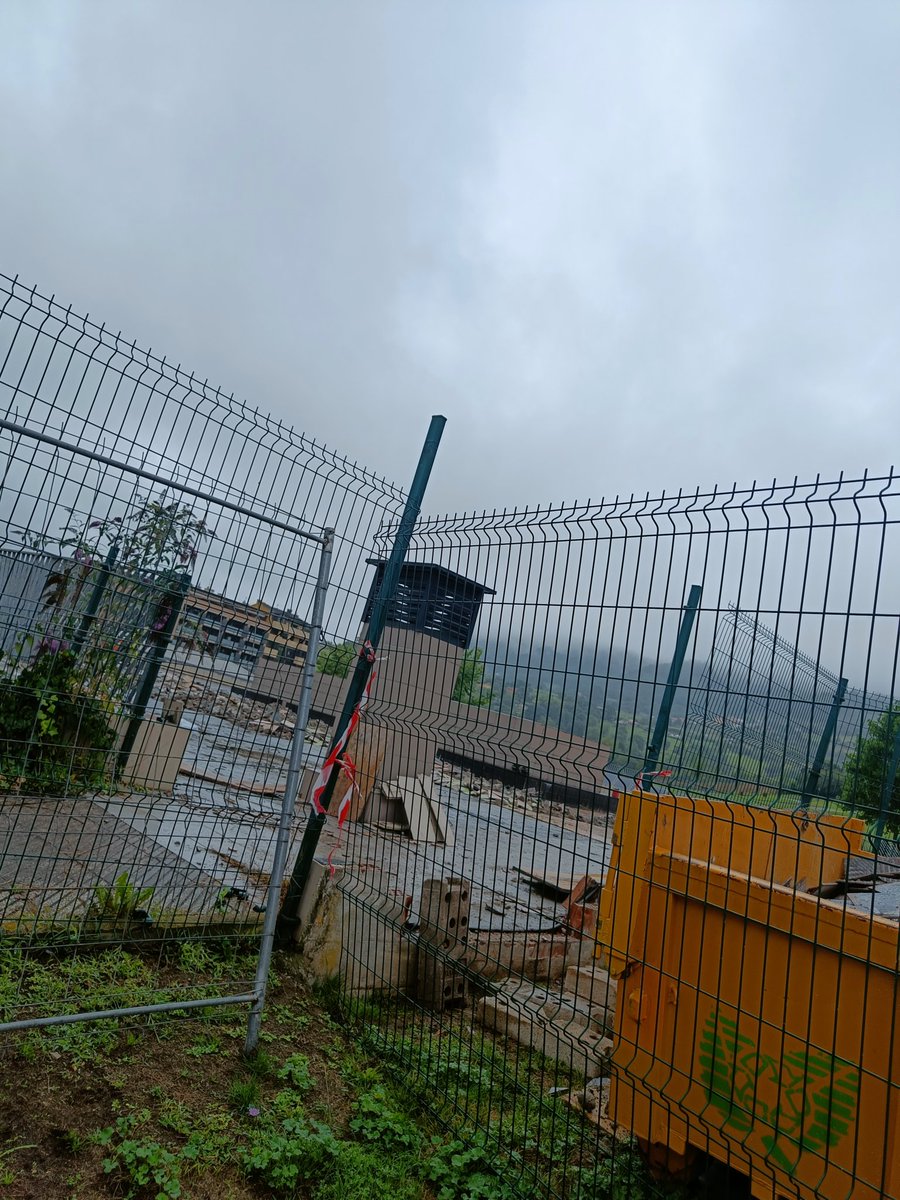 btrelles's tweet photo. Buen verano debimos pasar, eh @aytoviedo ? Vaya tocada de huevos para tener ahora todo sin hacer (menos la mierda la faba pa la foto)
Éste es el estado de la Escuela Infantil de la Florida, donde niños 0-3 años conviven en la esquina seca de la clase  mientras taladran el techo. https://t.co/rjP5tUIqRn