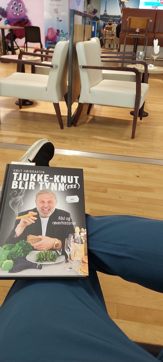 Noen anbefaling <a href="/fotballagenten/">Knut Høibraaten</a> ? 

Lese på vei til København i dag torsdag 

Eller 

Lese på vei hjem fra København søndag?