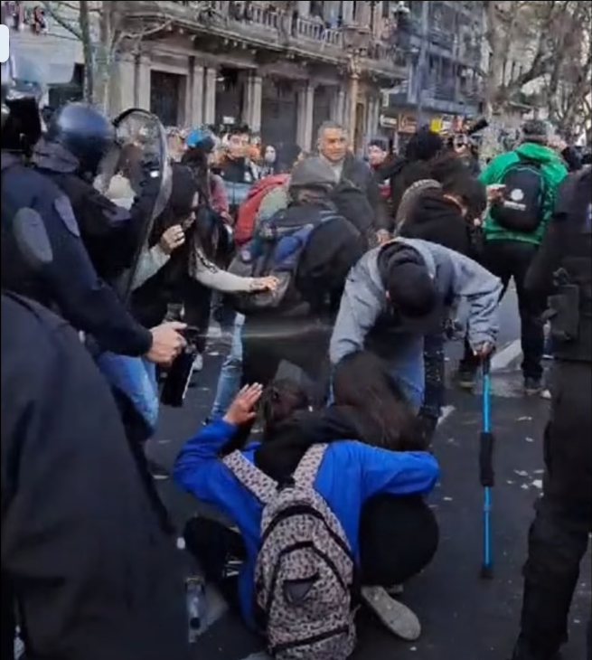 Ivy_Cangaro's tweet photo. Policía gaseando a una nena de 11 años.

Directo. 

A la cara. 

Es un delito. Es un espanto. Son el mal. 

¿Vos crees que no te va a tocar? https://t.co/5MoYSnoPXJ