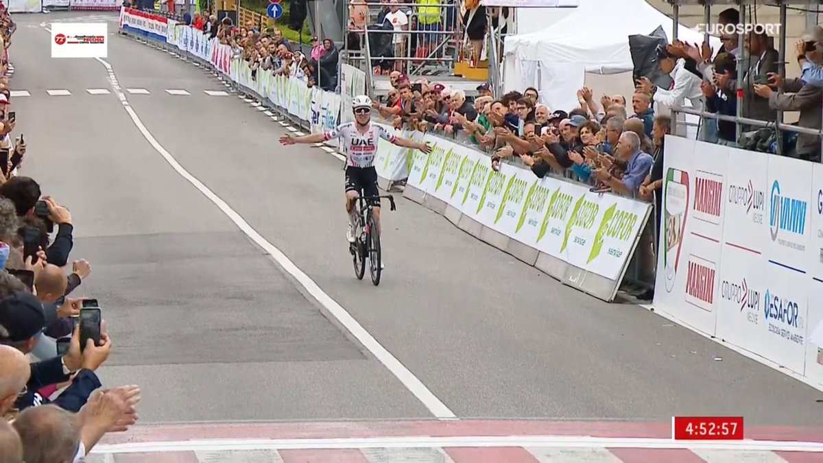 Marc Hirschi (UAE Emirates) remporte la #CoppaSabatini, pour sa 7e victoire en 2024 ! Tenant du titre, le Suisse (26 ans) a attaqué à 36km et a résisté. Gregor Mühlberger (Movistar) et Anders Foldager (Jayco-AlUla) font 2 et 3. 5e place pour le Français Axel Huens (TDT-Unibet).