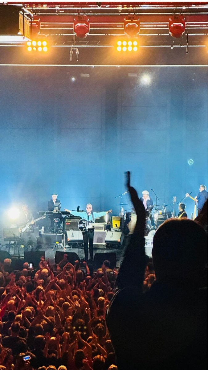 RichardHawley's tweet photo. Brussels, that was epic- thank you to everyone who came out to the show!

The tour continues in France today:

Sept 12 LYON, L’épicerie Moderne 
Sept 14 ROUEN, Le 106 
Sept 15 TOURCOING, Le Grand Mix 
Sept 16 PARIS, Le Trianon
Sept 18 BORDEAUX, Rock School Barbey https://t.co/OlBXSU5K3P