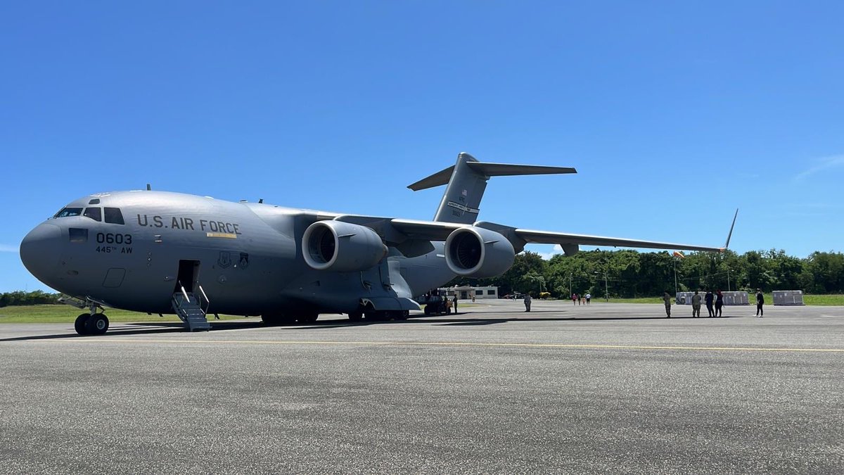 EmbajadaUSAenRD's tweet image. Llegó a la República Dominicana un avión C-17 Globemaster III, aeronave de transporte militar de gran capacidad, que trajo al país una donación destinada a personas del norte del país. Esta donación es dentro del programa Denton, del Departamento de Defensa de los Estados Unidos…