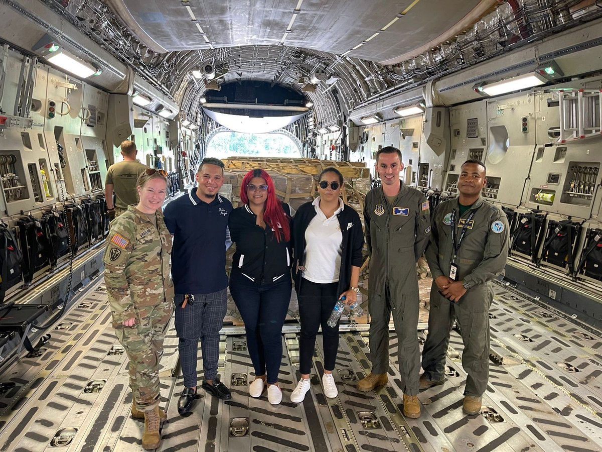 EmbajadaUSAenRD's tweet image. Llegó a la República Dominicana un avión C-17 Globemaster III, aeronave de transporte militar de gran capacidad, que trajo al país una donación destinada a personas del norte del país. Esta donación es dentro del programa Denton, del Departamento de Defensa de los Estados Unidos…