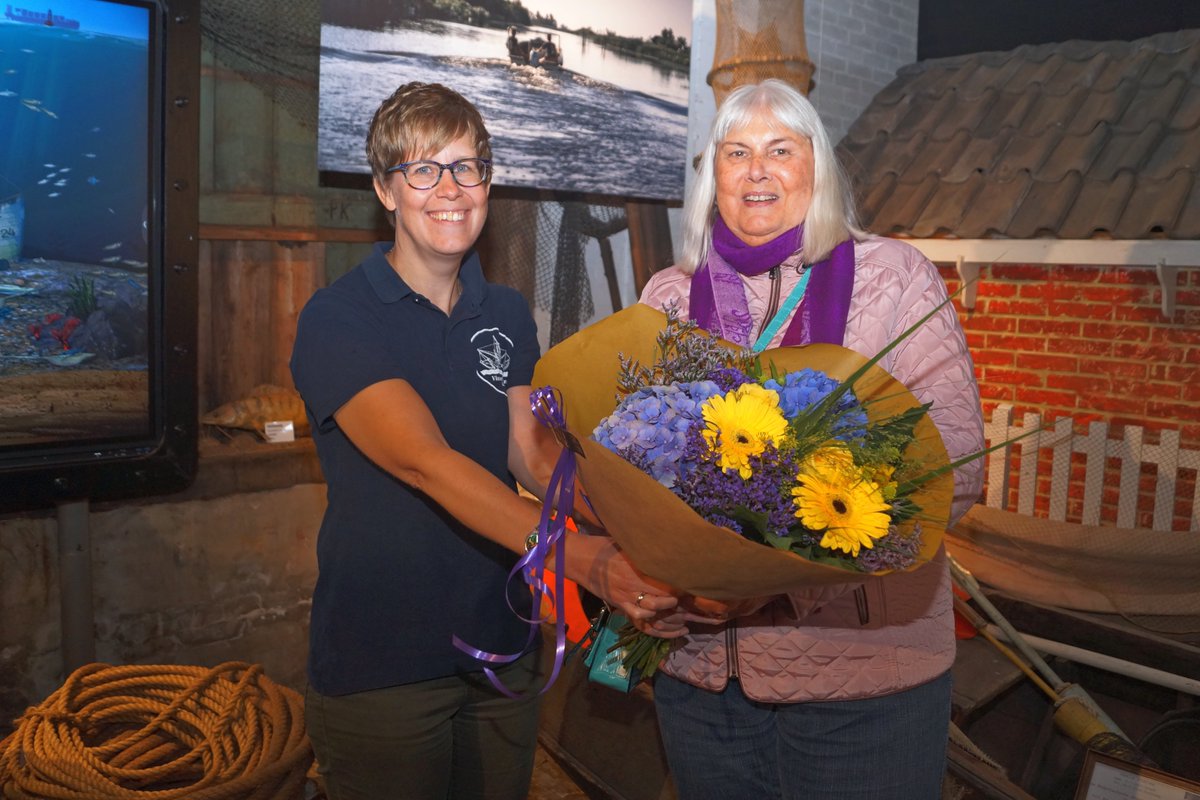 Het Visserijmuseum heeft op woensdag 11 september de 5000e bezoeker van dit seizoen mogen verwelkomen. De gelukkige was Nel van den Burg uit Heerenveen. Zij ontving een boeket bloemen uit handen van PR-medewerkster Anouk Bakker. Ook werd ze verrast met een Waddenkalender.