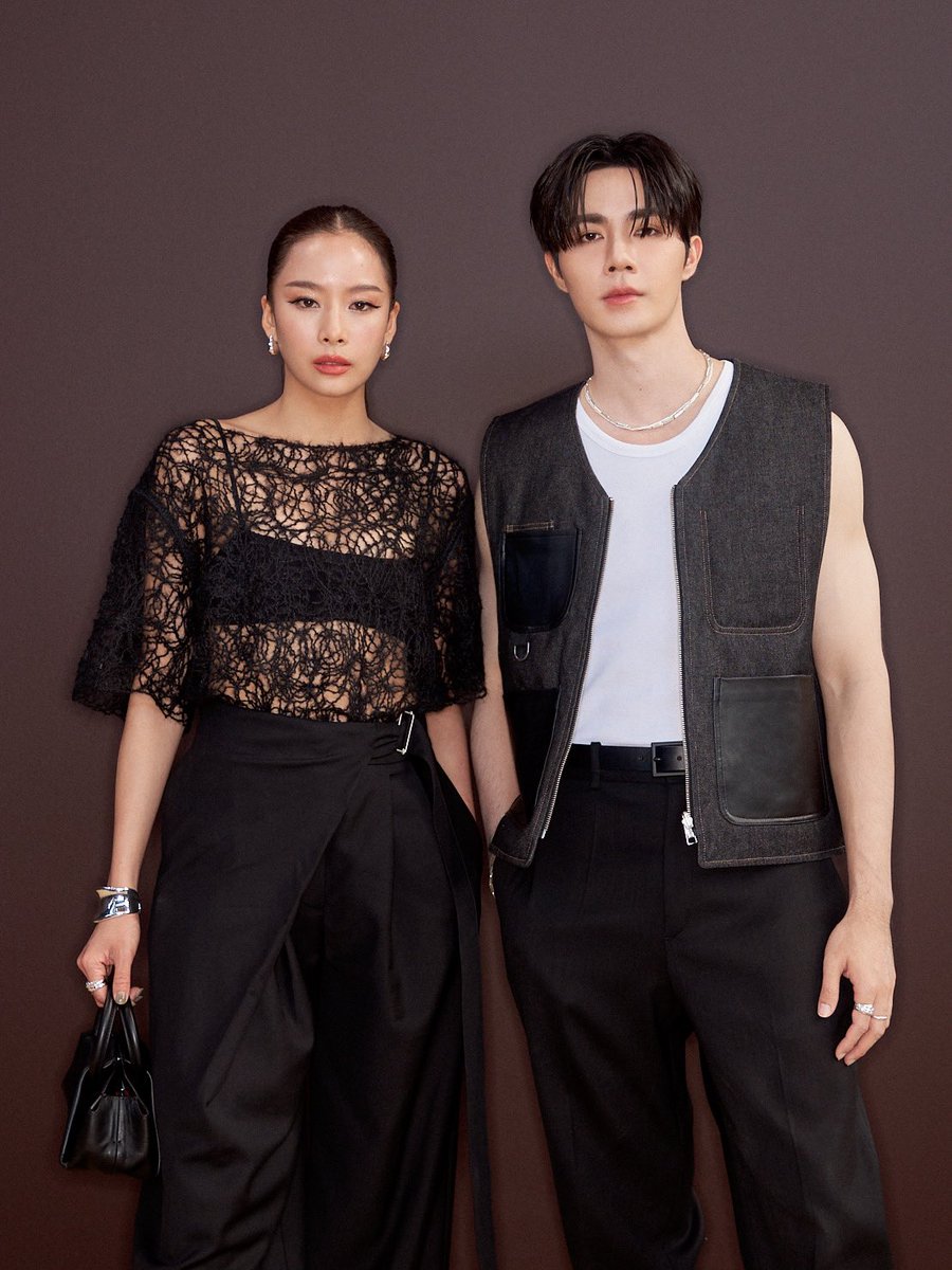 mintmag_th's tweet image. หล่อสวย! เก็บตกโมเม้นต์ของ #ซีพฤกษ์ และ #แพตชญานิษฐ์ ขณะเข้าร่วมชมโชว์ COS AW24 &amp;amp; ATELIER AW24 ณ นิวยอร์กแฟชั่นวีค ในฐานะ Friend of COS Thailand เมื่อช่วงวันที่ 10 กันยายน ตามเวลาประเทศไทยที่ผ่านมา 💚

ZEE x COS
#ZEEgotoNYFWwithCOS 
#ChayanitPat
#ZeePruk
#COSAW24
#MintNews