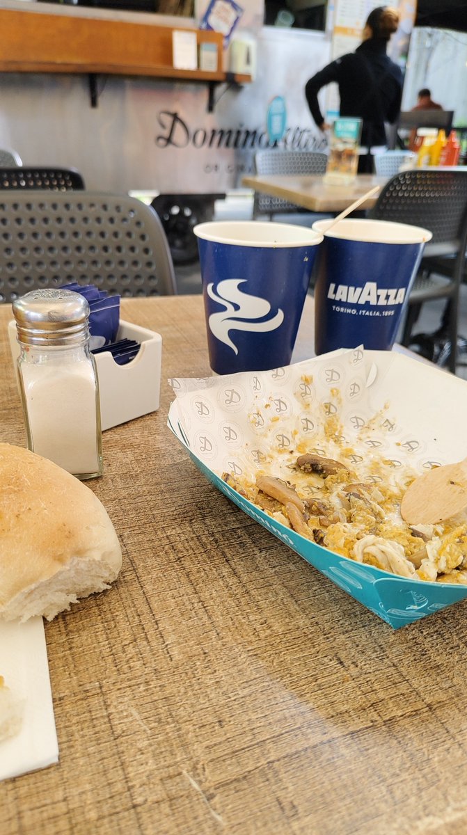 Jesuscerdac's tweet photo. @DominoFDS pésima atención, mala calidad de los productos en local de @SubCentro escuela militar, atienden pésimo y no puedes mandar un café en sobre y bandeja de huevos por ese precio #pesimaexperiencia https://t.co/WsngVnI8J2