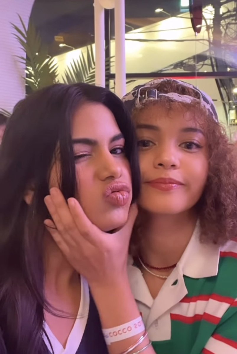 SriveeDaily's tweet photo. Srivee squeezing eachother cheeks 🥹🤍 https://t.co/2WzO6Zrx7u