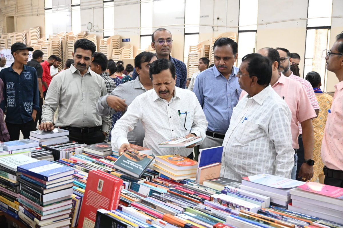 spunivgujarat's tweet image. સરદાર પટેલ યુનિવર્સિટી, ભાઈકાકા ગ્રંથાલય દ્વારા પુસ્તક મેળાનું તા.૧૦ અને તા.૧૧ સપ્ટેમ્બર, ૨૦૨૪ સુધી આયોજન કરવામાં આવ્યું હતું.

#પુસ્તક_મેળો #SPU #SPUpdate #SPU2024 #VVNagar