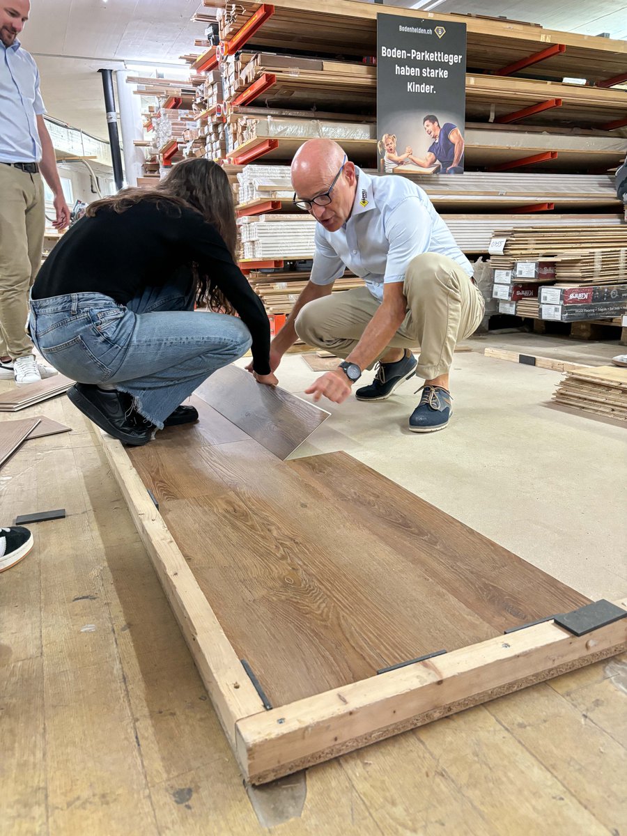 Auch dieses Jahr durften wir wieder zahlreiche Schüler*innen aus dem Bezirk Muri in unserer Firma begrüssen und ihnen einen Einblick hinter die Kulissen und unter die Parkettdielen geben.