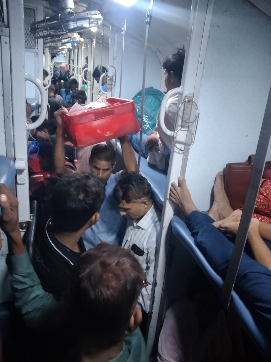 ये है स्लीपर की स्थिति 13151
<a href="/indianrail/">Indian Railways</a>
<a href="/RailMinIndia/">Ministry of Railways</a> 
@rail