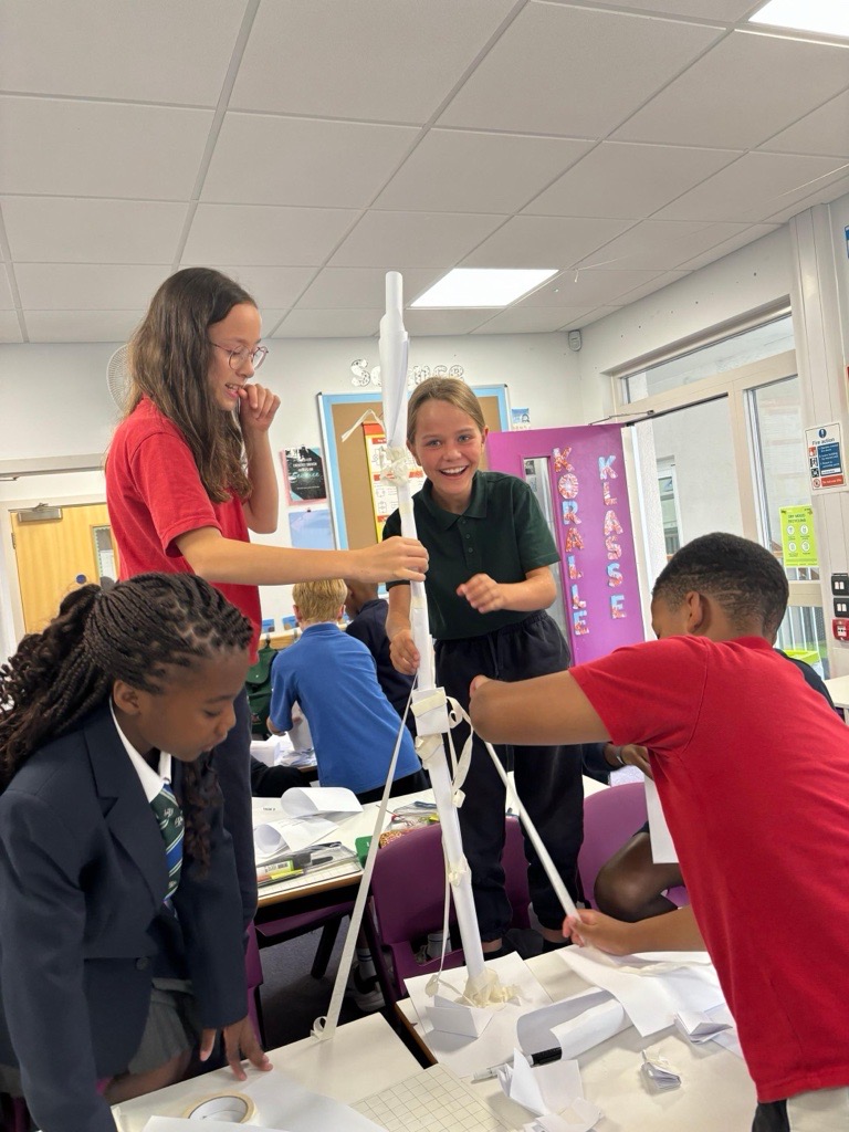 Kicking off the new school year with team spirit and fun! The kids had an awesome week filled with team-building activities, and everyone LOVED diving into their new PE topic: basketball! 🏀📕🎉