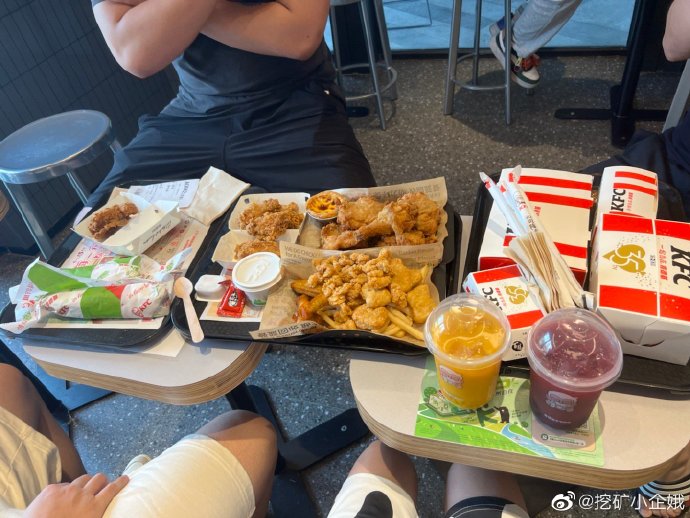 2022-9-1

我是盗号的 我把这个人的微博号盗了 但是我看了这个人聊天记录跟余额 发现她过得非常艰苦 我看到这里的人都很有钱 希望有人看见了能V她50去吃肯德基疯狂星期四 就这样吧 眼眶都湿润了 我下了 https://t.co/VfyBnualYw