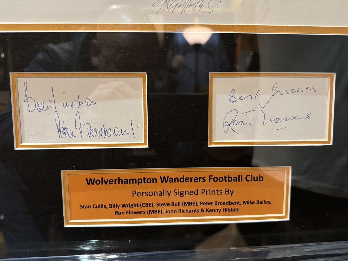 TheWolvesShirt's tweet image. Signed by 8 Wolves legends
Over 3250 appearances between them
189 England Caps
4 Wolves FA Cup Winners
4 Champions of England winners
3 League Cup winners
2 CBE &amp;amp; 1 MBE
1 superb piece of WWFC Memorabilia

Auctioned 13/10/24, Mount Hotel in Tettenhall 

theyworetheshirt.com