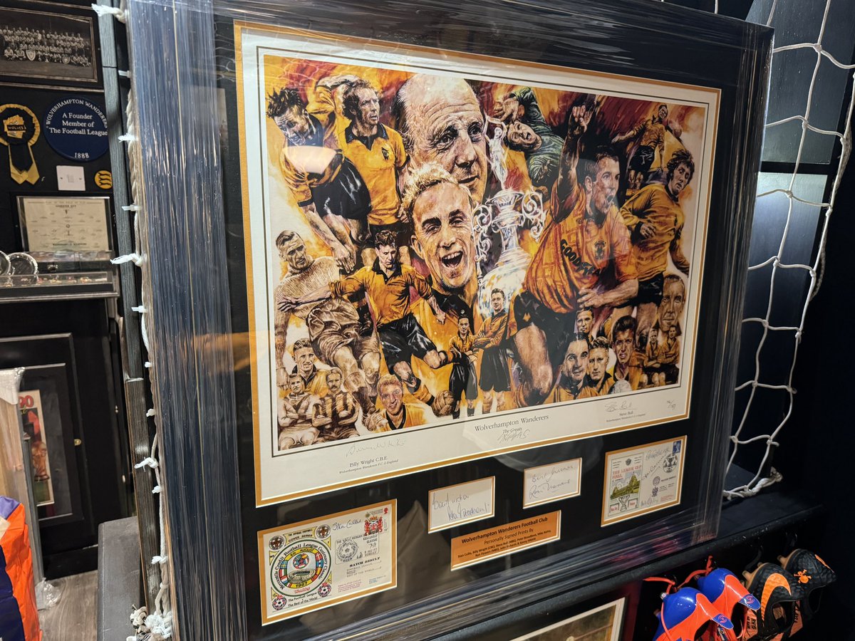 TheWolvesShirt's tweet image. Signed by 8 Wolves legends
Over 3250 appearances between them
189 England Caps
4 Wolves FA Cup Winners
4 Champions of England winners
3 League Cup winners
2 CBE &amp;amp; 1 MBE
1 superb piece of WWFC Memorabilia

Auctioned 13/10/24, Mount Hotel in Tettenhall 

theyworetheshirt.com