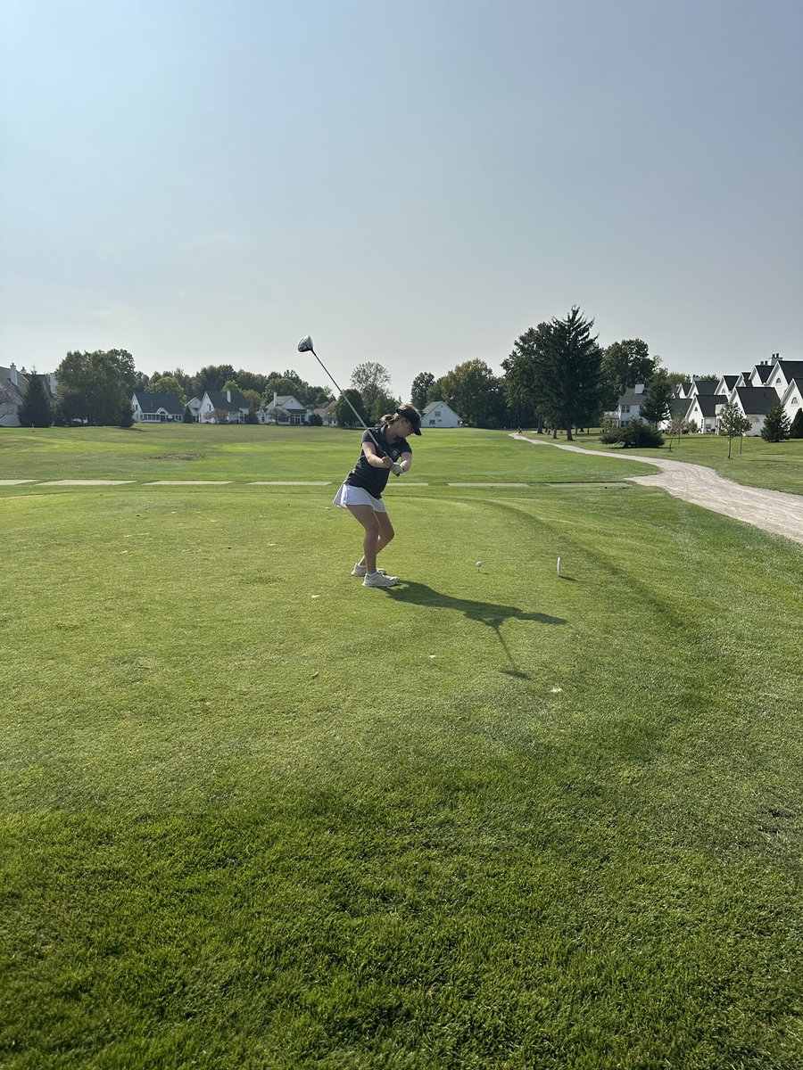 OFgirlsgolf's tweet image. JV beat North Royalton 184-199 Wednesday evening at North Olmsted GC. The team was led by Sofi Candow (42), Addison Kovach (46), Lily Marshall (48), Hayley Gardner (48) and Olivia Kunkle (51). Great job ladies!!