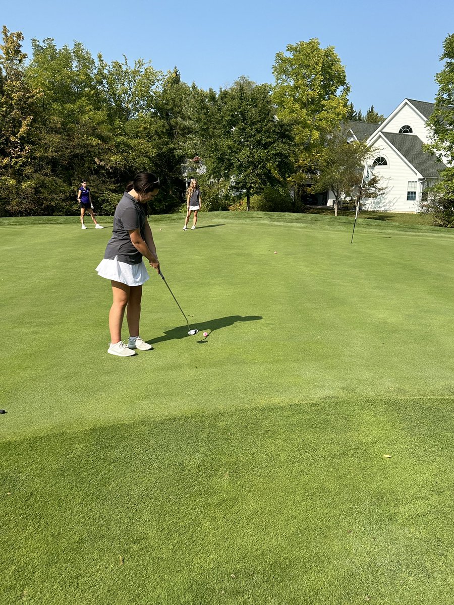 OFgirlsgolf's tweet image. JV beat North Royalton 184-199 Wednesday evening at North Olmsted GC. The team was led by Sofi Candow (42), Addison Kovach (46), Lily Marshall (48), Hayley Gardner (48) and Olivia Kunkle (51). Great job ladies!!