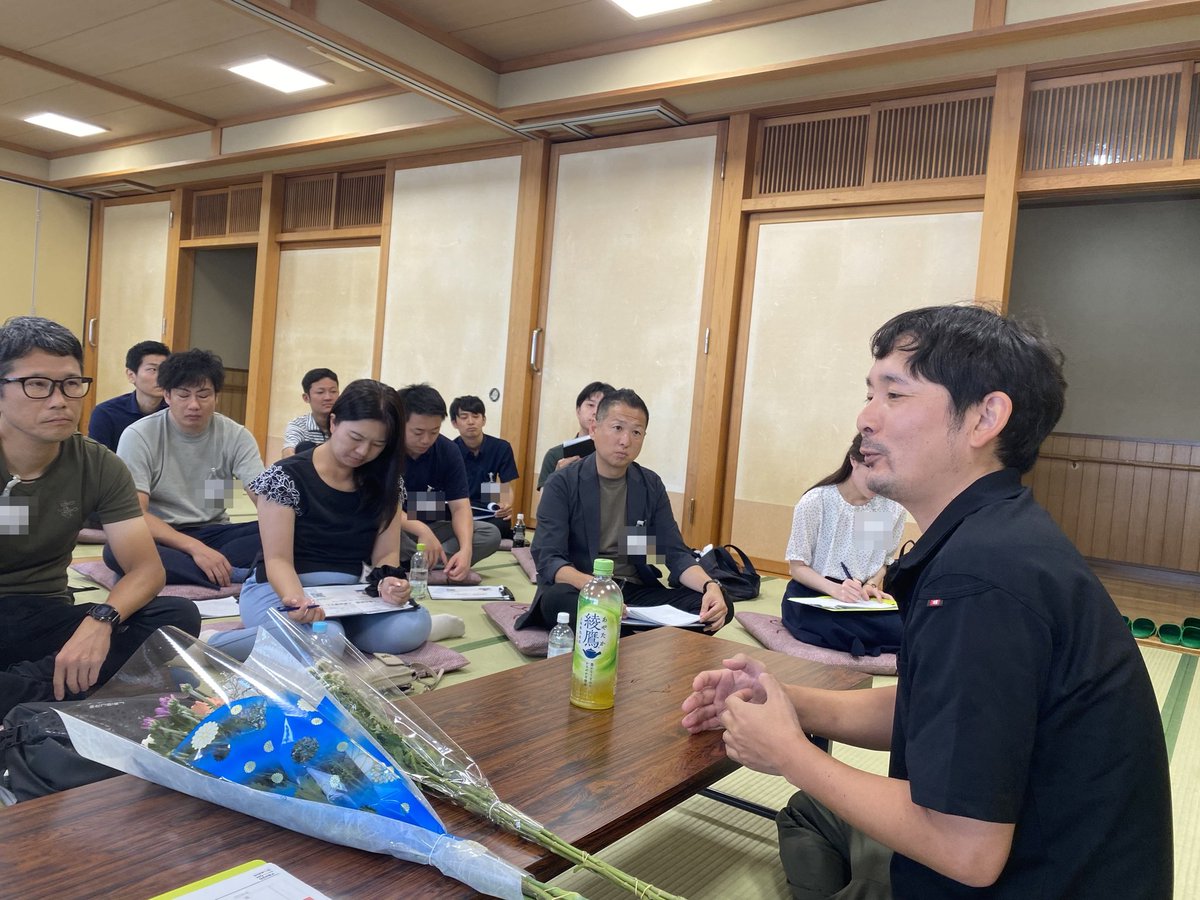 全国ネットワークを持つ企業様の2泊3日研修。DAY2は宮城県南三陸町の「ゼロイチ先駆者」小野花匠園・小野政道さんを訪れました。菊の畑や花束加工の現場を見学した後、じっくりコミュニケーションして「ゼロイチ力」の真髄を掴みました。

#日本の現場