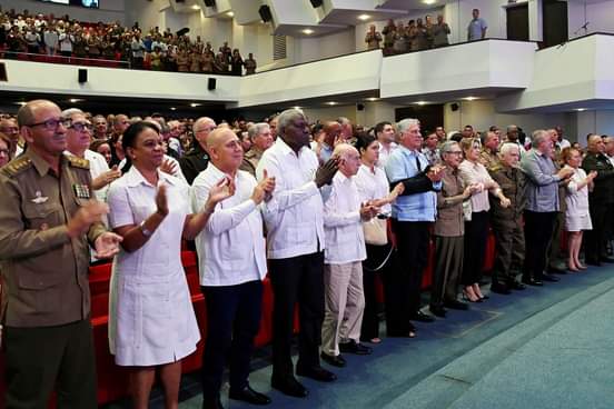 El General de Ejército Raúl Castro Ruz, líder de la Revolución Cubana, y el Primer Secretario del Partido y Presidente de la República, Miguel Díaz-Canel Bermúdez, encabezaron la gala de homenaje al Comandante de la Revolución Juan Almeida Bosque.
#DeArtemisaAlParlamento