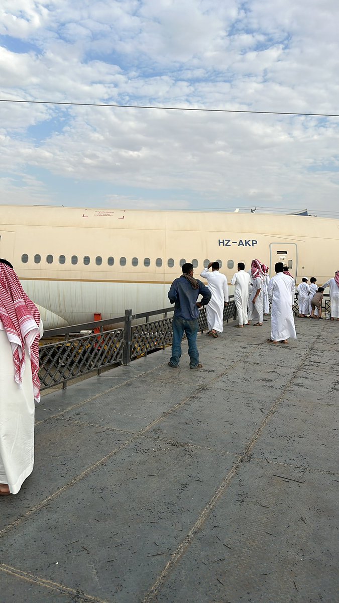 تم التقاط هذه الصورة بعدست جوالي عندنا مرت الطايرات بالتاكوته ( جلسة خاصه ) بعفيف