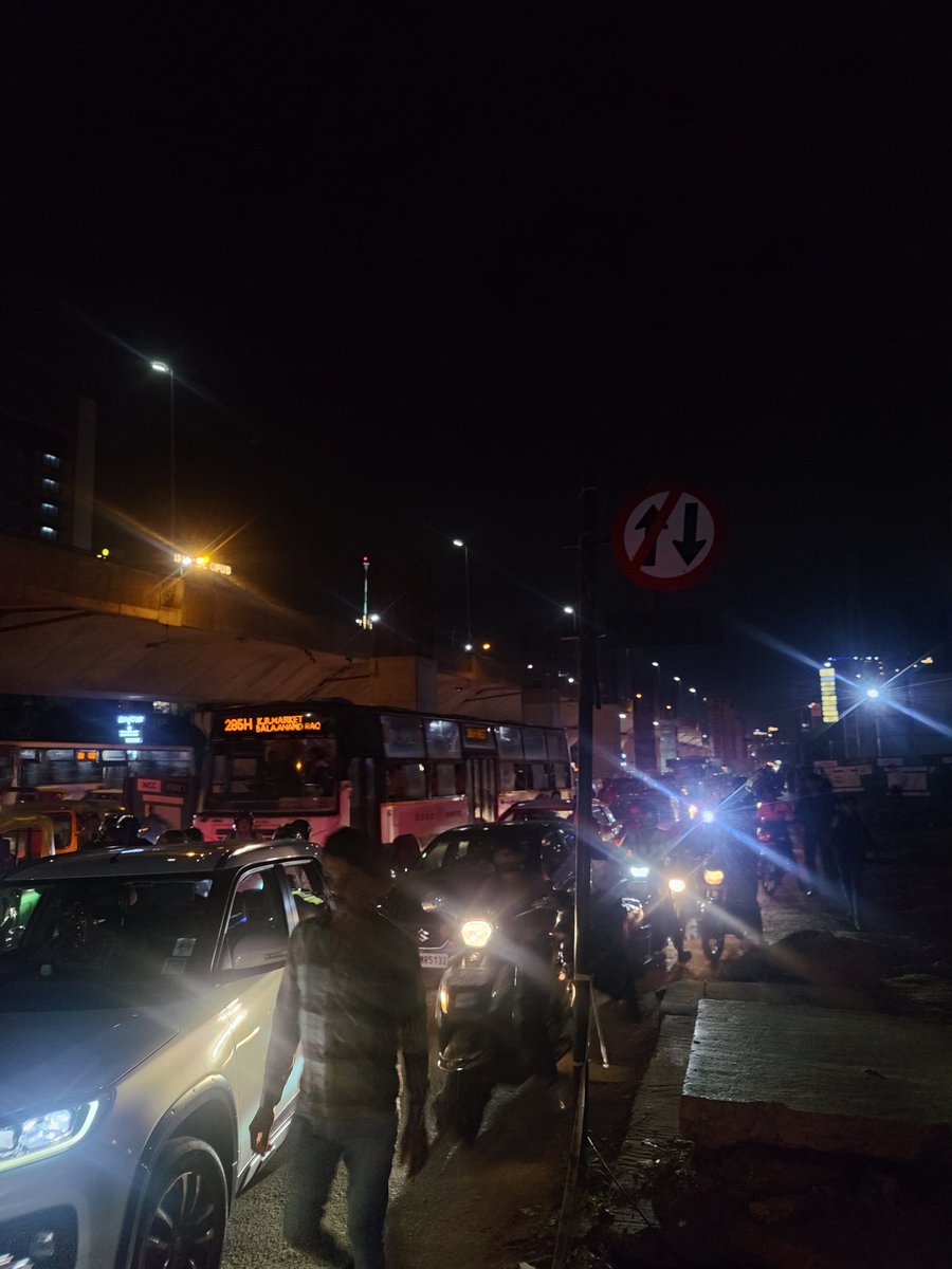 Total traffic mismanagement at kodigehalli gate signal towards hebbal, no traffic police it in sight took us 1 hour to reach kodigehalli from byatrayanapura signal. 
<a href="/blrcitytraffic/">ಬೆಂಗಳೂರು ಸಂಚಾರ ಪೊಲೀಸ್ BengaluruTrafficPolice</a> <a href="/hebbaltrafficps/">Hebbal Traffic Police Station</a>