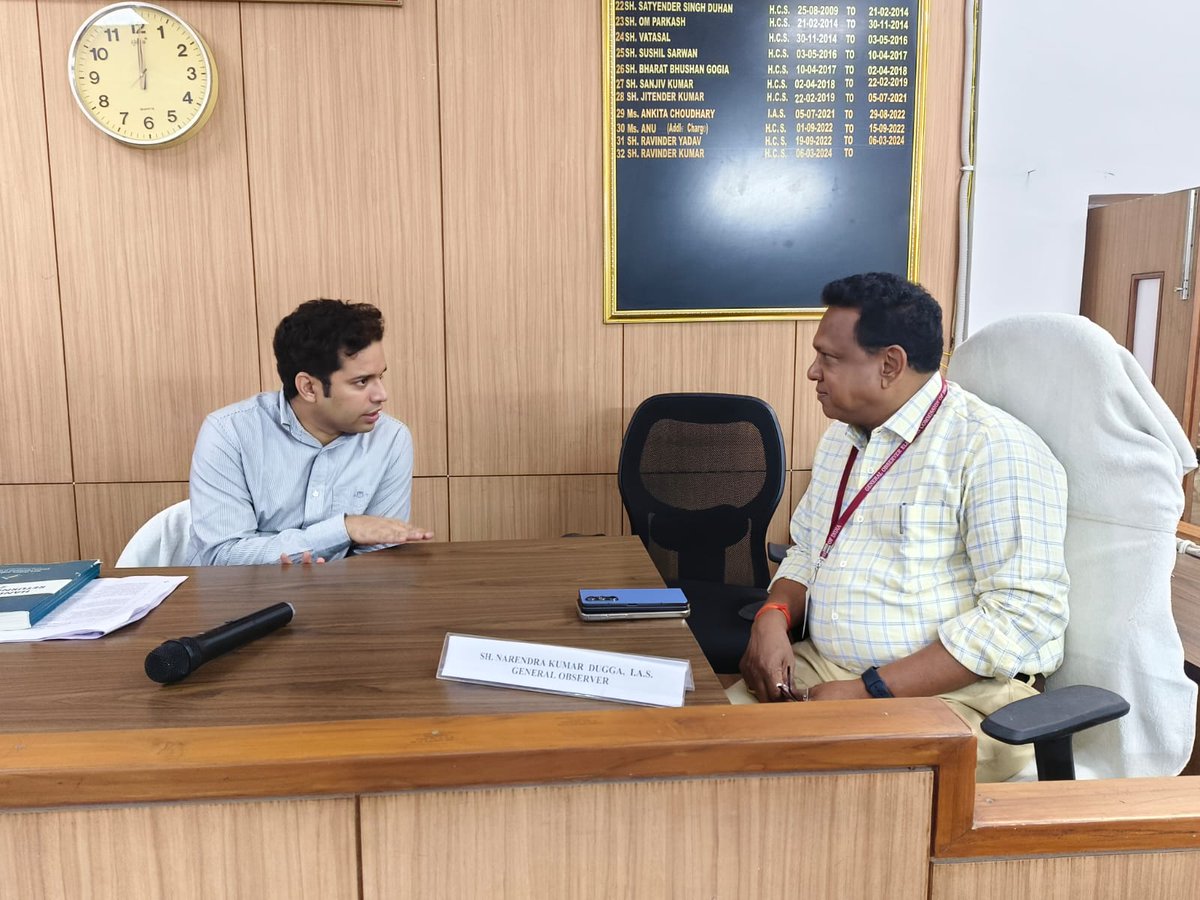 diprogurugram1's tweet image. आदर्श आचार संहिता के अनुसार पूरी की जाए चुनाव प्रक्रिया
 जनरल ऑब्जर्वर समीर वर्मा और जनरल ऑब्जर्वर नरेंद्र कुमार दुग्गा ने निर्वाचन अधिकारी कार्यालय में अधिकारियों के साथ की बैठक
चुनाव में नामांकन से लेकर मतगणना तक निगरानी रखेंगे जनरल ऑब्जर्वर
#haryana #gurugram #CodeofConduct…