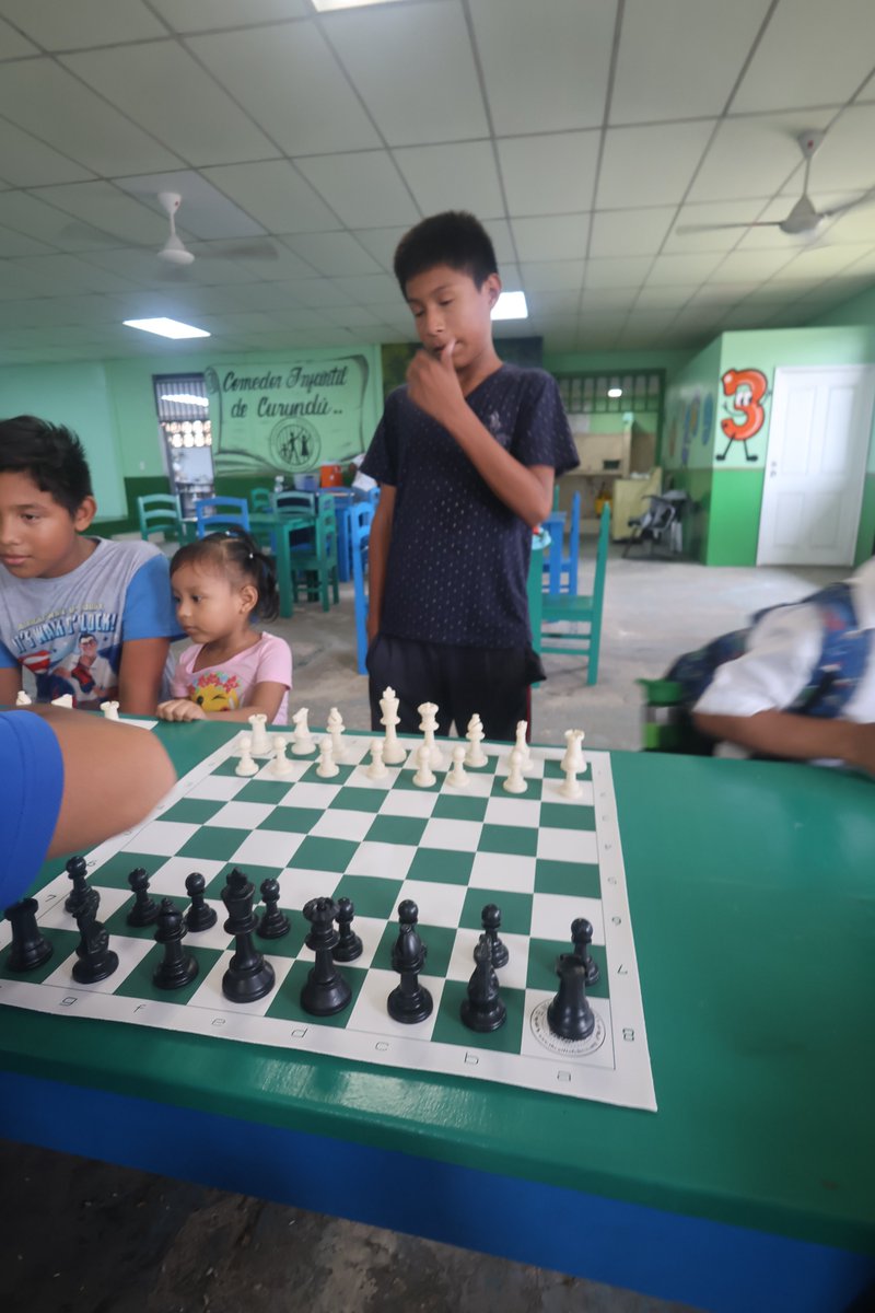 Entrega de tableros de ajedrez en el Comedor Infantil en Curundú.