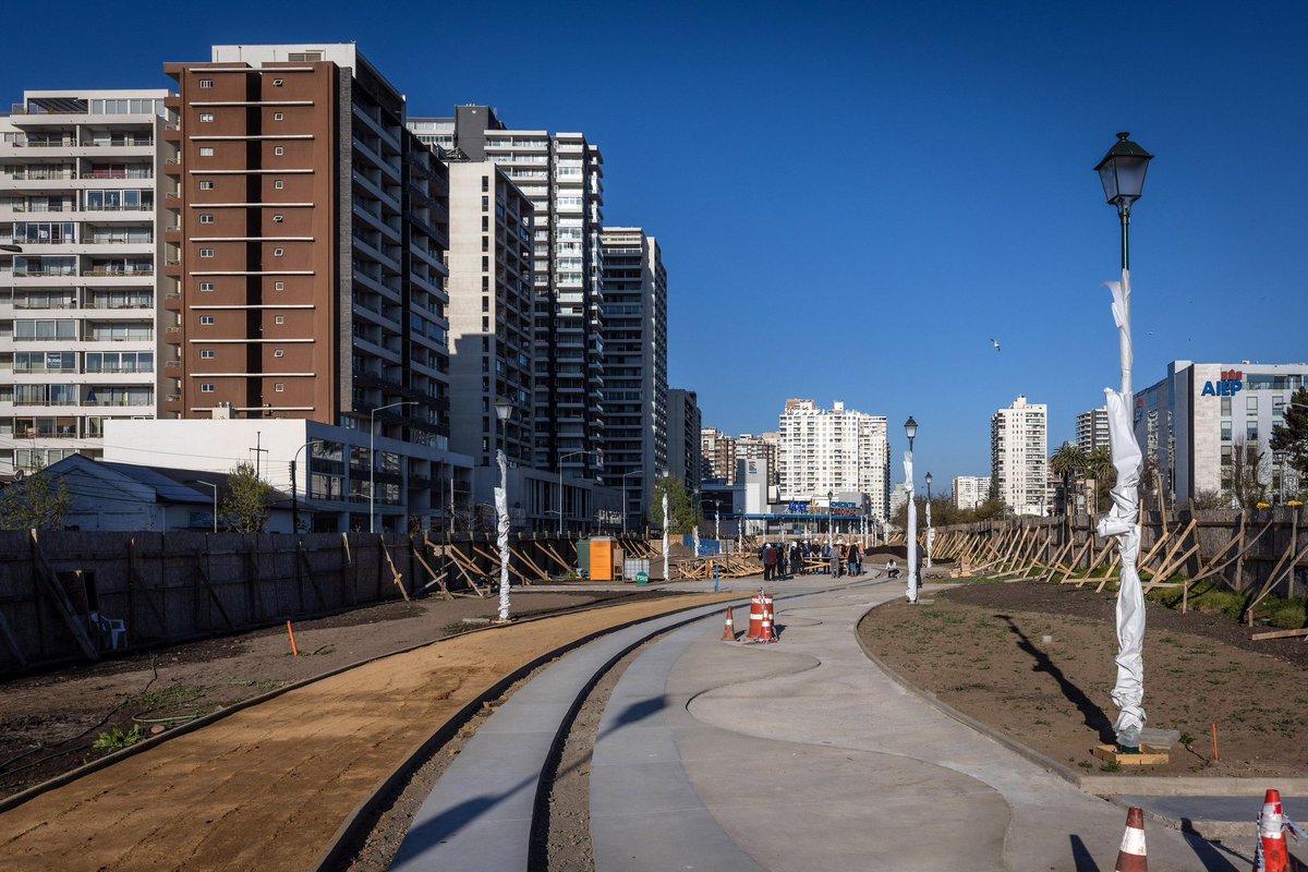 laSubdere's tweet photo. 📍La subsecretaria @franperalesf visitó Viña del Mar para conocer en terreno el proyecto de implementación de puntos limpios ♻️ y los avances del proyecto Plaza Bandejón EFE, el cual contempla la construcción de cuatro plazas, con una inversión superior a $880 millones de pesos. https://t.co/3CnTdmZPk5