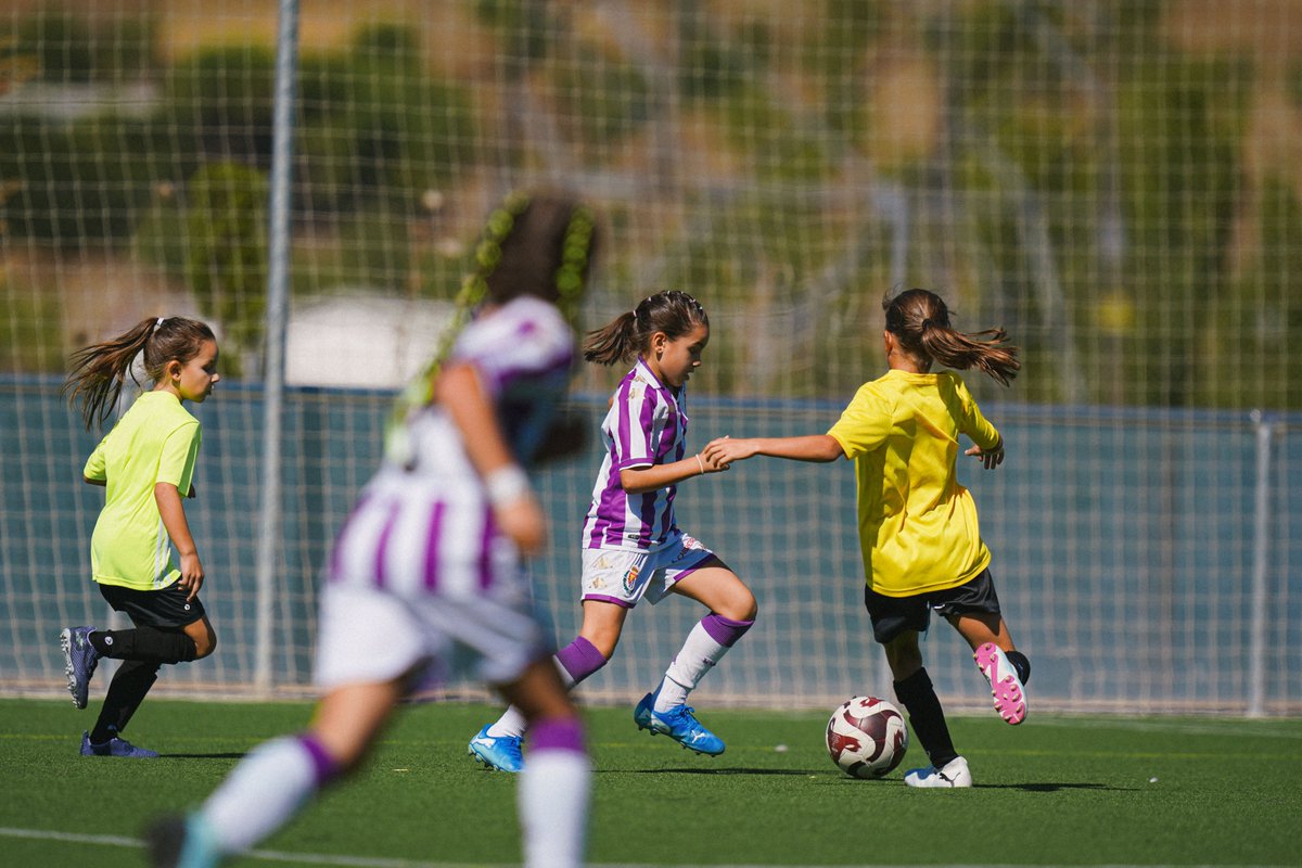 RVfemenino's tweet photo. 💜🌱 Primeras pruebas de pretemporada para nuestras peques.

Gracias al @cdsalamancaff por su visita a los Anexos 🤗

#pucela #RVFemenino https://t.co/KTYzksdn44
