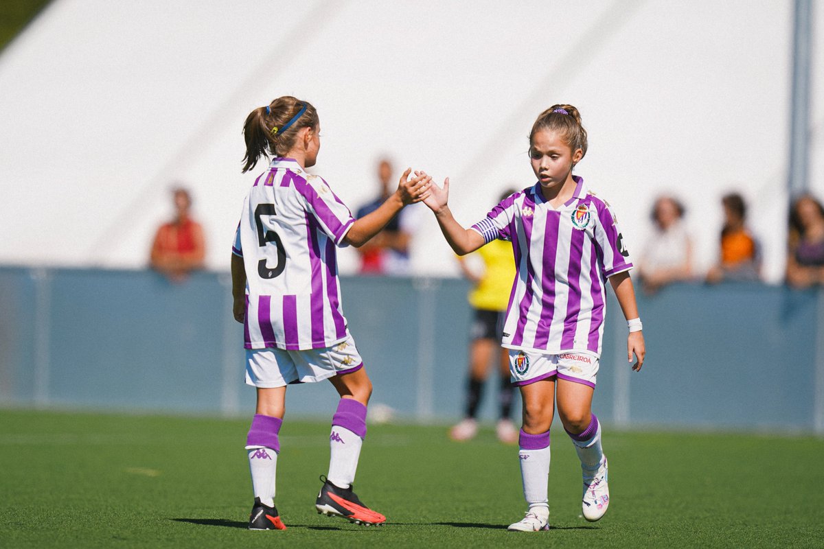 RVfemenino's tweet photo. 💜🌱 Primeras pruebas de pretemporada para nuestras peques.

Gracias al @cdsalamancaff por su visita a los Anexos 🤗

#pucela #RVFemenino https://t.co/KTYzksdn44