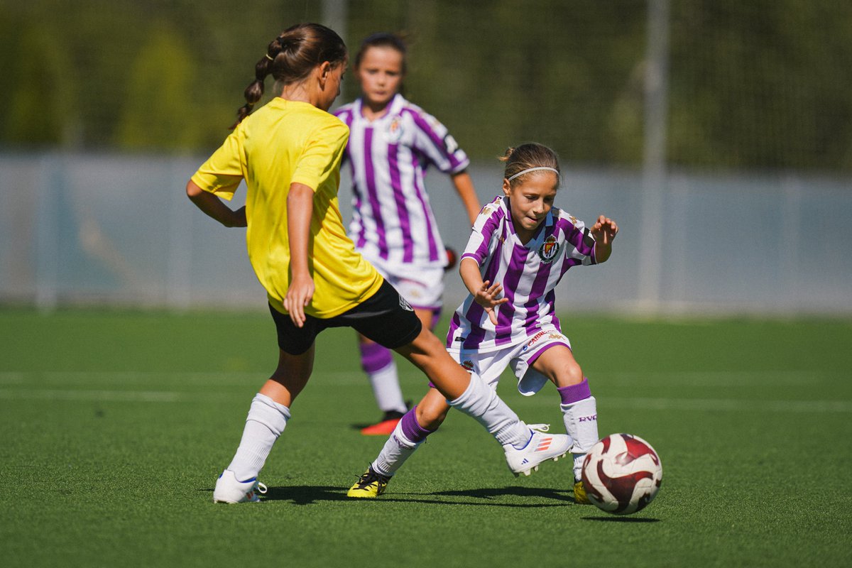 RVfemenino's tweet photo. 💜🌱 Primeras pruebas de pretemporada para nuestras peques.

Gracias al @cdsalamancaff por su visita a los Anexos 🤗

#pucela #RVFemenino https://t.co/KTYzksdn44