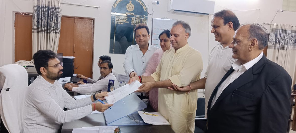 VijayPratapFbd's tweet photo. आज बड़खल विधानसभा क्षेत्र के लोगों के अपार स्नेह, समर्थन और आशीर्वाद के साथ कांग्रेस प्रत्याशी के रूप में नामांकन पत्र दाखिल किया।

हमने और आपने मिलकर विकास की मजबूत नींव डाली है। आप लोगों के सहयोग से इस क्षेत्र को विकास की नयी बुलंदियों पर आगे ले जाऊँगा। 

#VijayPratap #VidhansabhaElection #HaryanaElection #Faridabad #Badkhal #जीतेगा_फरीदाबाद #हाथ_बदलेगा_हालात #VoteForCongress #BadkhalVidhansabha
#vijaykiorbadkhal #विजय_की_ओर_बड़खल