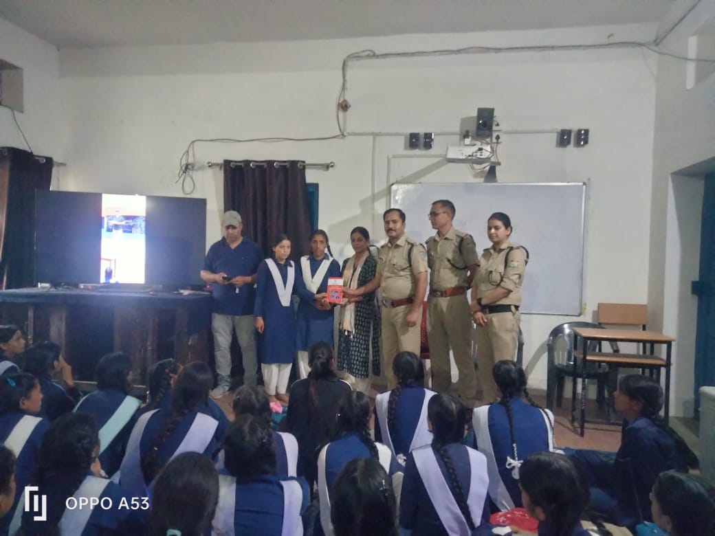 UttarkashiPol's tweet image. चौकी नौगांव पुलिस द्वारा आज को राजकीय इण्टर कालेज नौगांव में जनजागरुकता कार्यक्रम आयोजित कर छात्र/छात्राओं को नशा, साइबर अपराध, यातायात नियम, महिला सम्बन्धी अपराध एवं अन्य सामाजिक कुरीतियों के प्रति जागरुक किया गया।
#AwarenessProgram #roadsafety #cybersecurity #STOPDRUGS