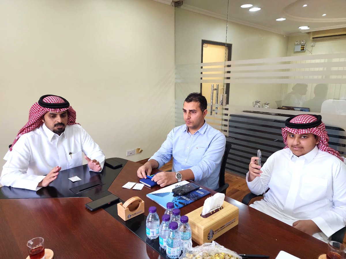 Sna3at_sa's tweet photo. المدير العام لشركة صروح الخير للمقاولات  @sakcontracting يستقبل الفريق الإعلامي لمجلة الصناعات الوطنية 

رابط الخبر:  https://t.co/nMNo8VVKw8 

#الصناعات_الوطنية https://t.co/SxhPa8uVTU