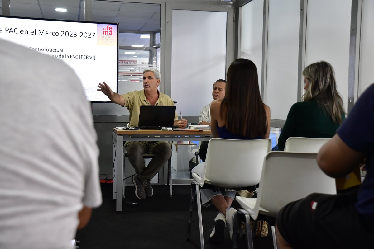 🚜 FEMA 2024 🚜 | Arrancan las conferencias de hoy con José Ramón Gómez Puig, ingeniero técnico agrícola de ASAJA Jaén, con la ponencia “Cómo cobrar las ayudas al campo y no morir en el intento”.