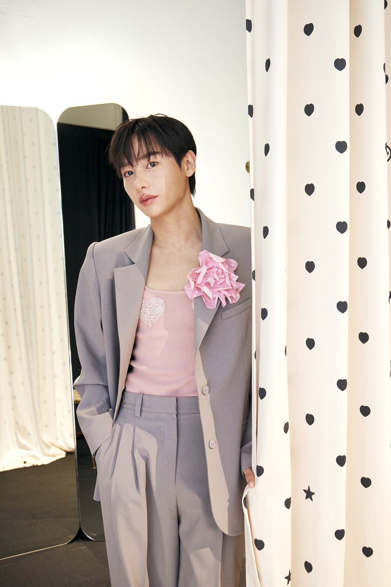 mintmag_th's tweet photo. ยินดีต้อนรับสู่บ้านหลังใหม่ของ SRETSIS ไปพร้อมกับหนุ่ม #กันอรรถพันธ์ ที่วันนี้มาร่วมอีเวนต์ “SRETSIS Flagship Pop-Up ณ Table แกลเลอรีสเปซ ในซอยสมคิด พร้อมกับการเปิดตัวคอลเลกชันล่าสุด Fall-Winter 2024 “Essentially Yours” ที่สายแฟฯ ห้ามพลาดช้อป💚

#Sretsis #GunAtthaphan #Gun_atthaphan 
#SretsisFW24
#SomkidTable #MintNews